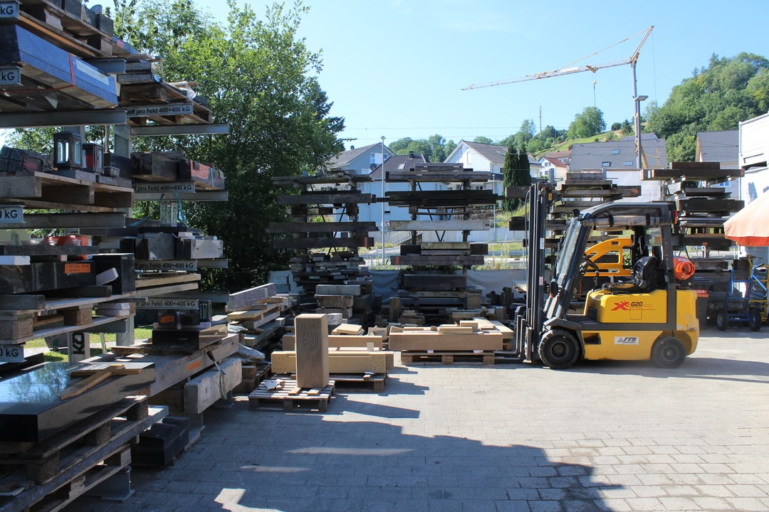 Betriebsgelände mit Gabelstapler