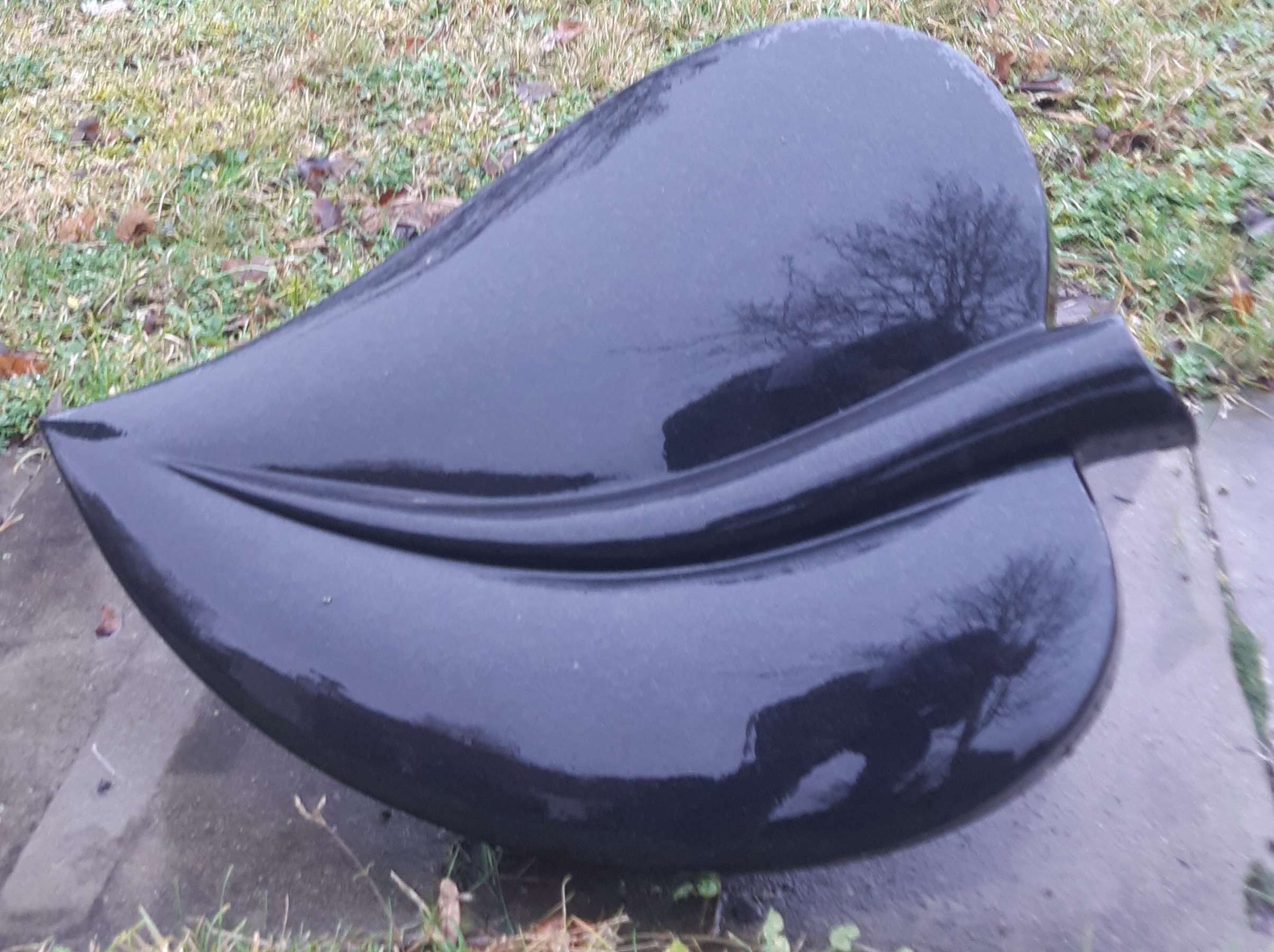 Schwarzer Grabstein in Blattform