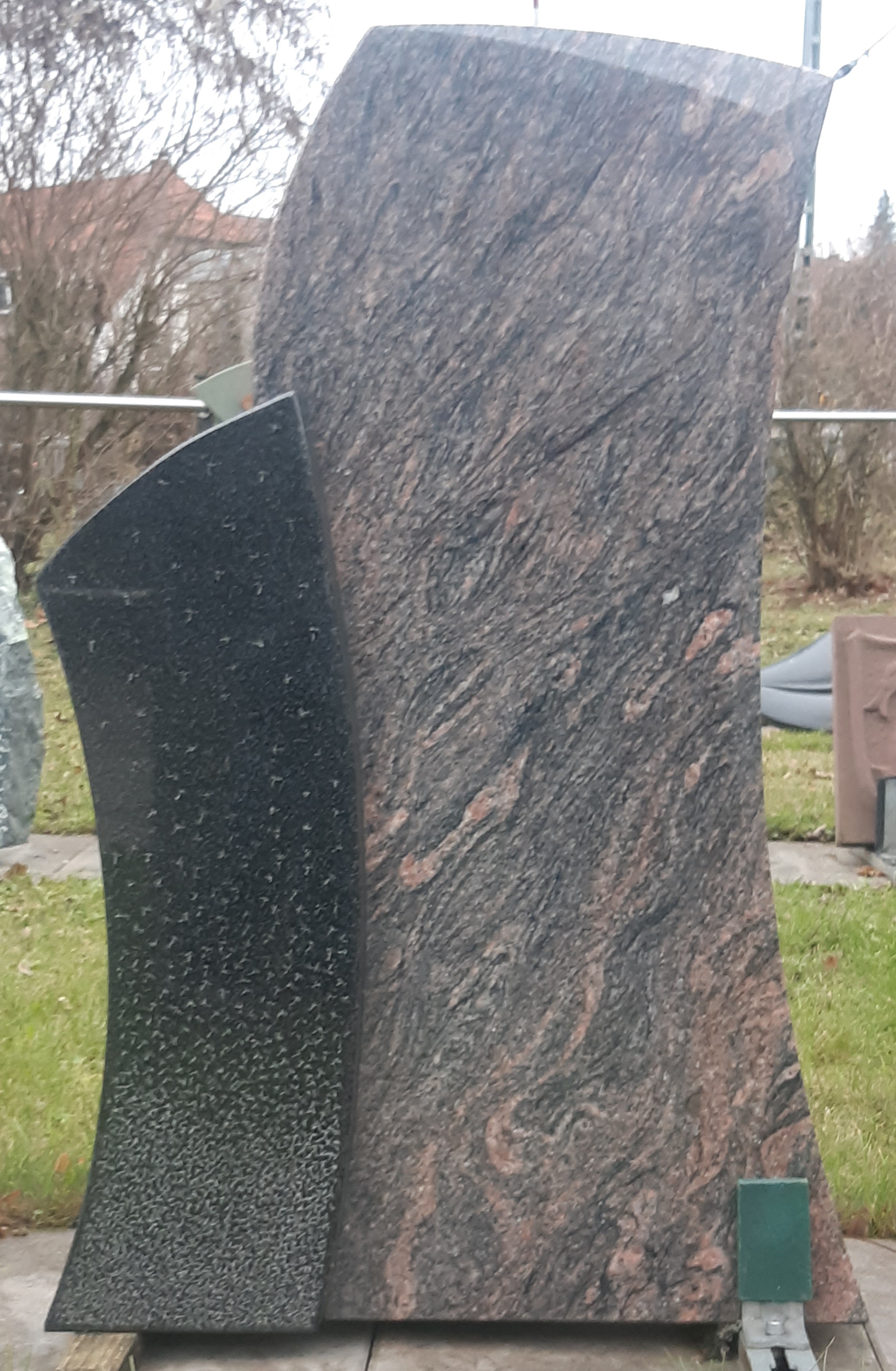 Geteilter rot-schwarzer Granit-Grabstein