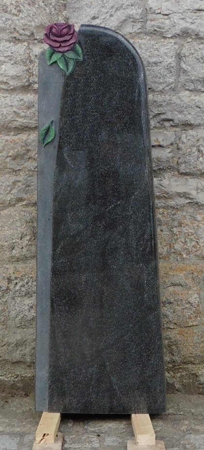 Schwarzer Grabstein mit farbiger Rose