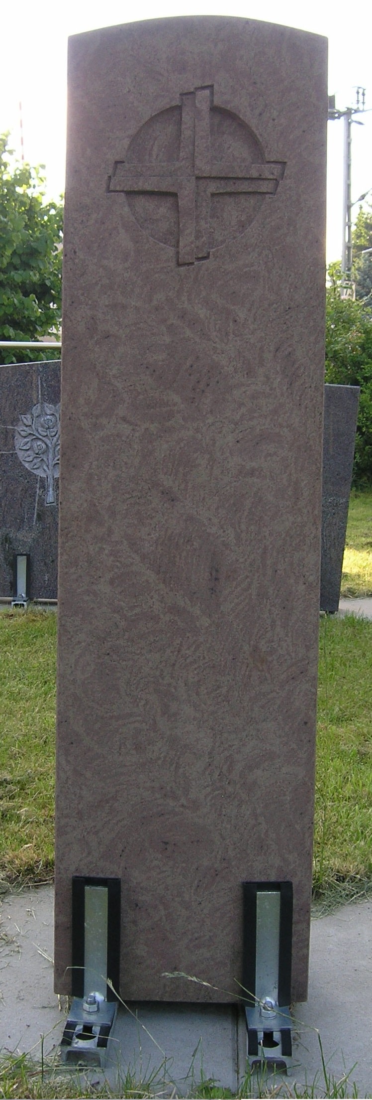Brauner Grabstein mit Kreuzausschnitt