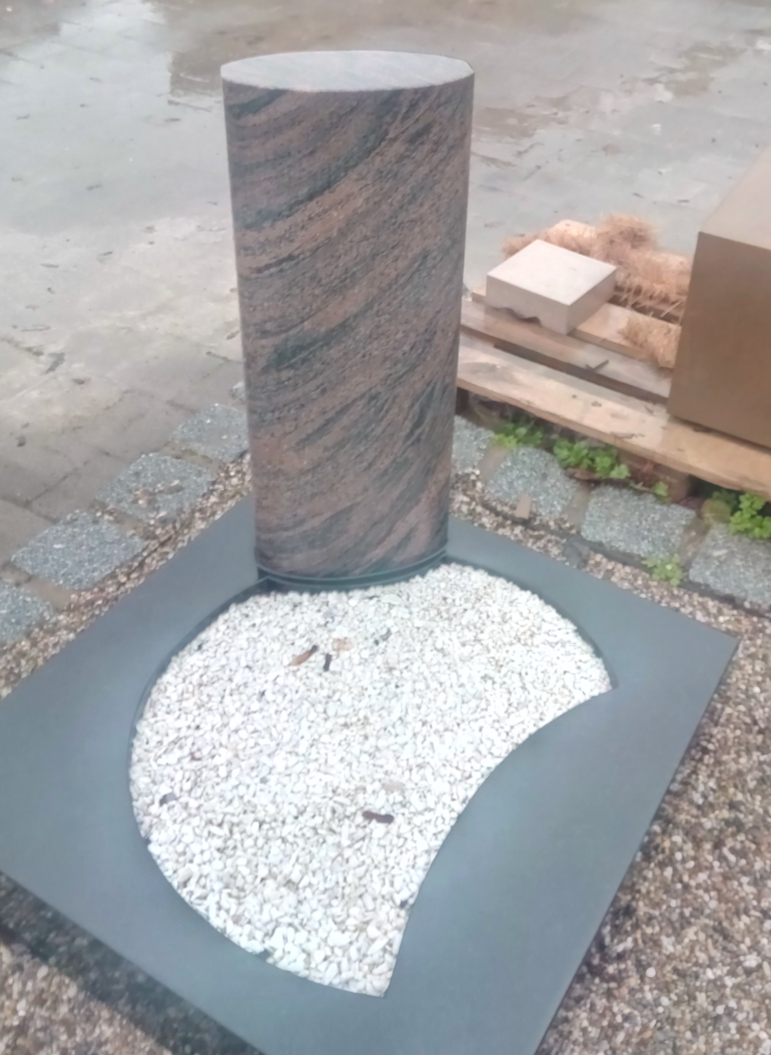 Zylindrischer Granit-Grabstein