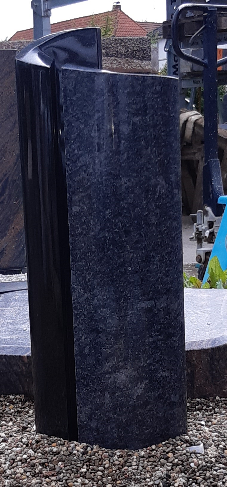 Dunkler Grabstein in geschwungener Form