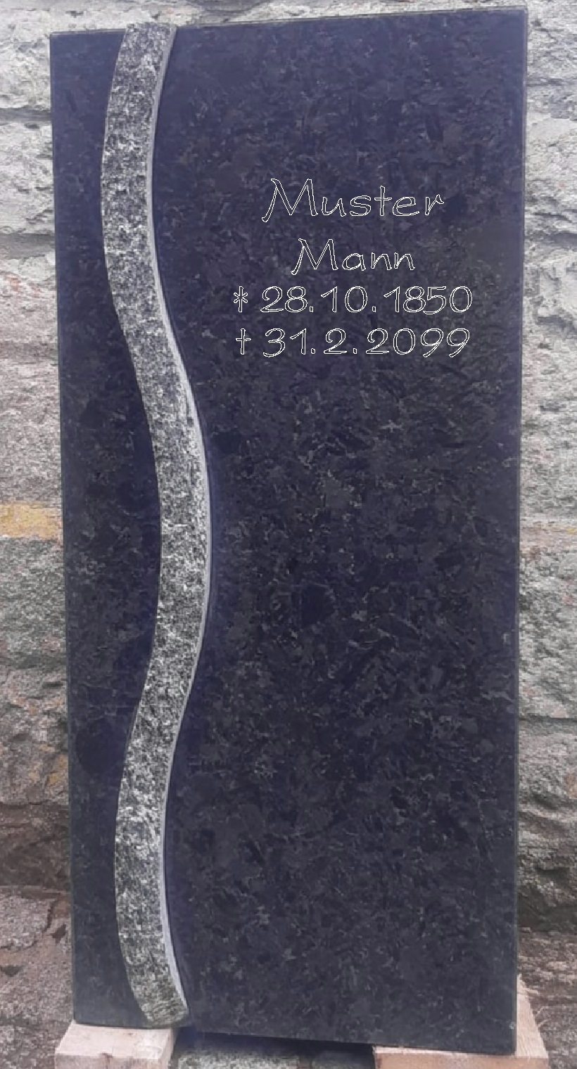 Dunkler Grabstein mit geschwungener Linie