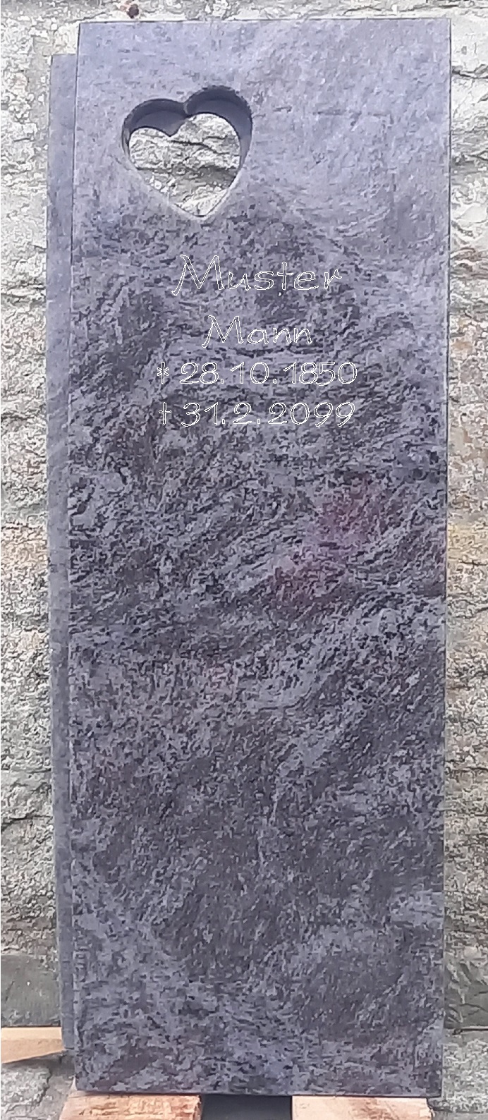 Grauer Grabstein mit Herz-Ausschnitt