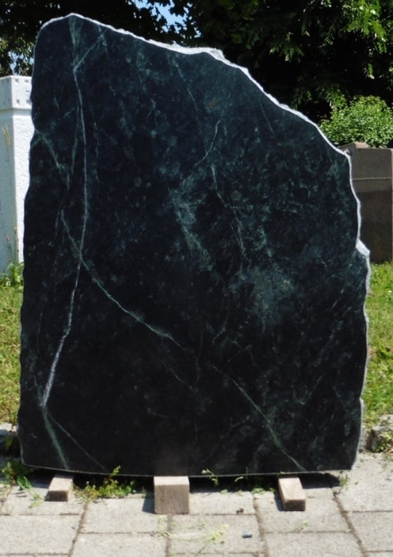 Dunkelgrüner Grabstein mit weißen Adern