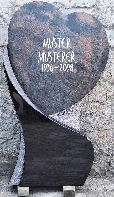 Herzförmiger Grabstein aus zwei Steinsorten