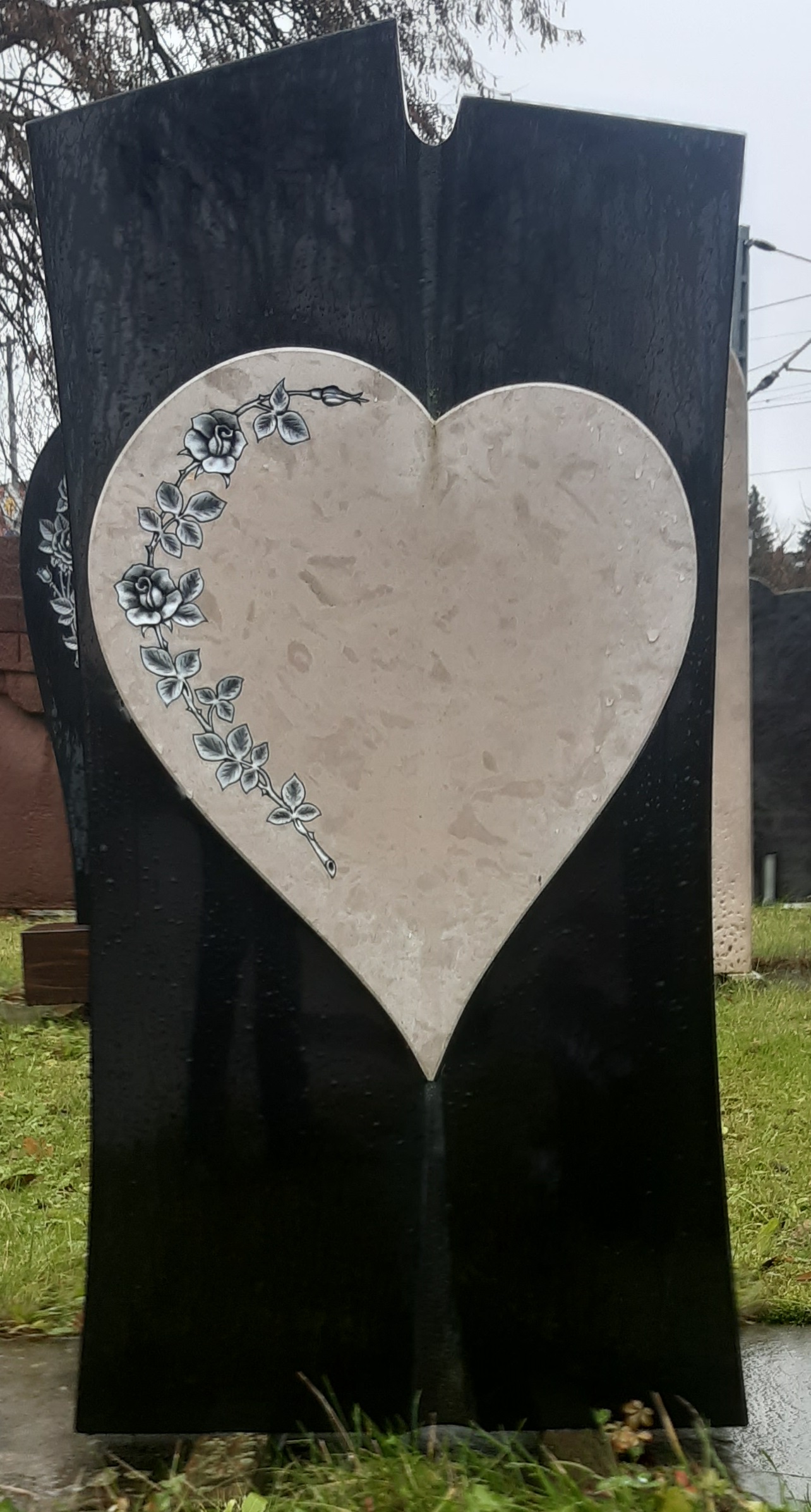 Herzförmiger Grabstein in Schwarz und Weiß