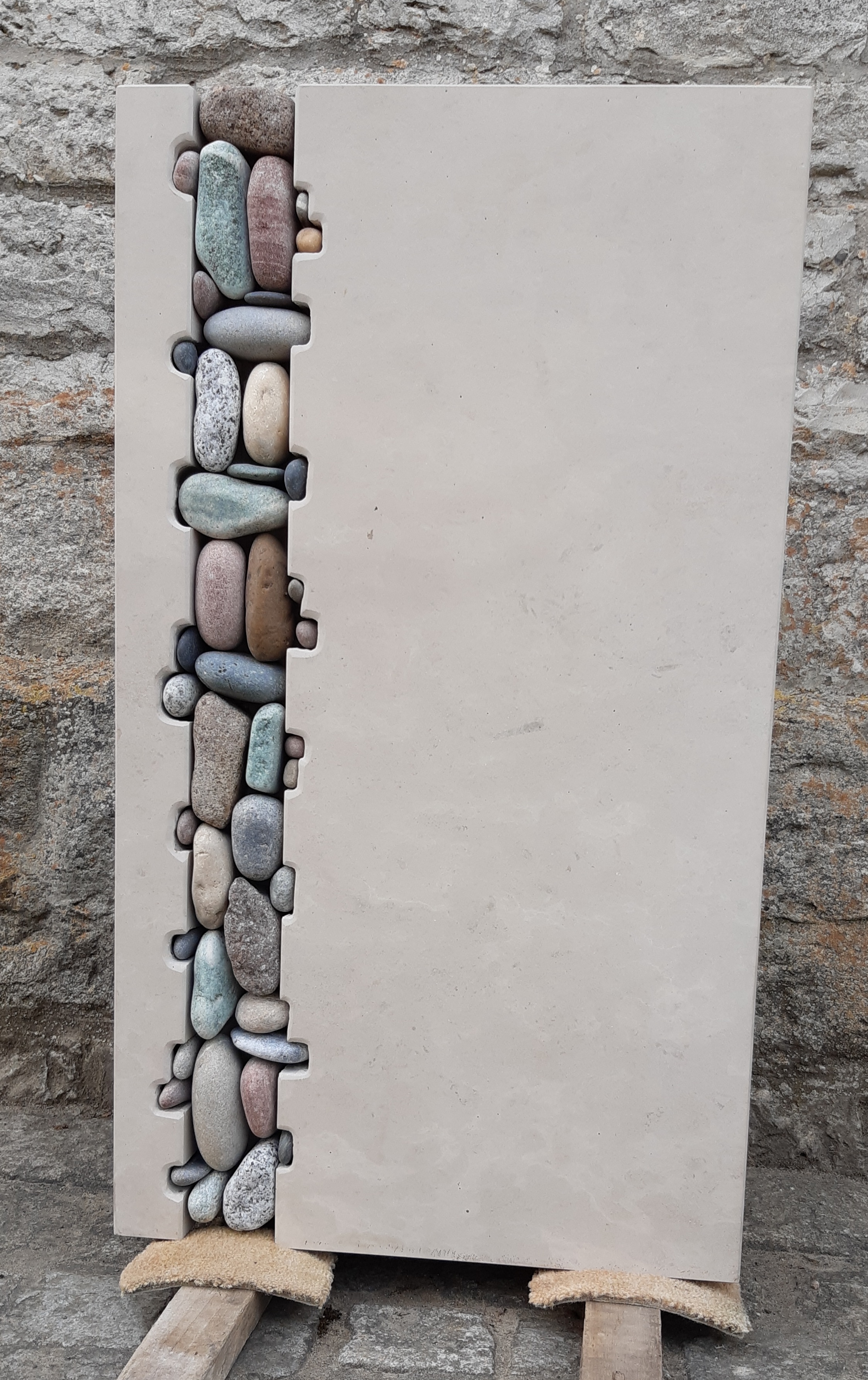 Heller Grabstein mit Kieseleinlage