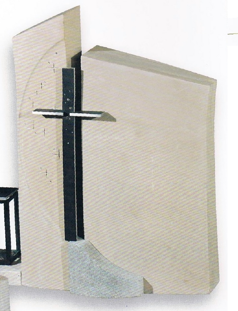 Heller Grabstein mit schwarzem Kreuz