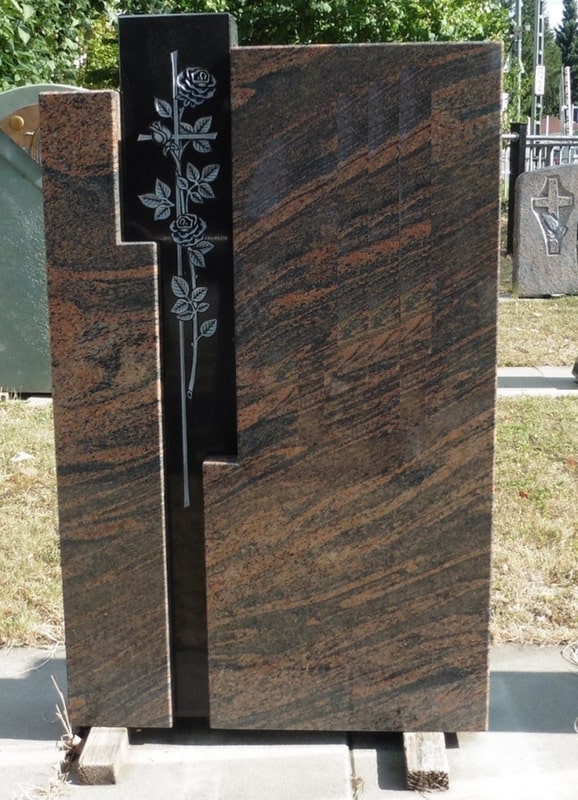 Rötlich-schwarzer Grabstein mit Rosenkreuz