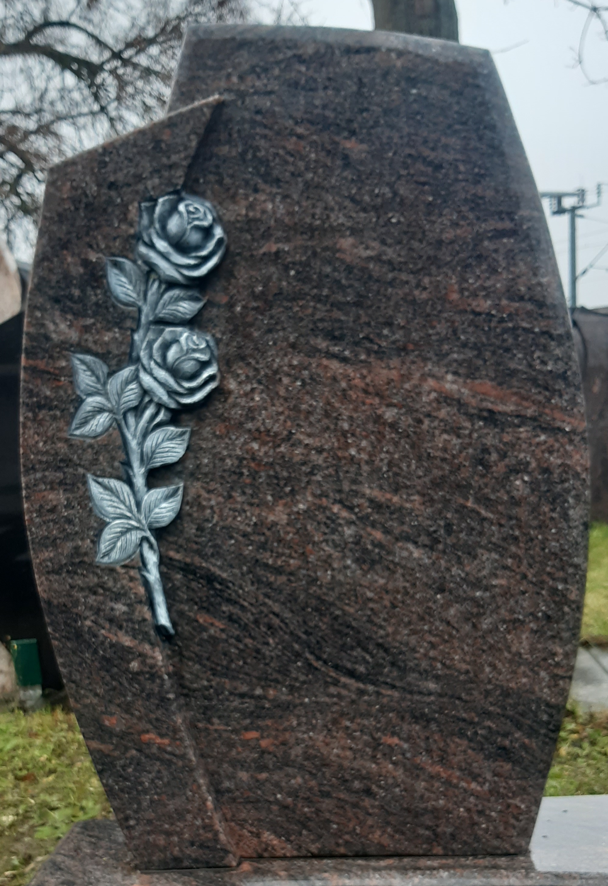 Roter Granit-Grabstein mit Rosenornament