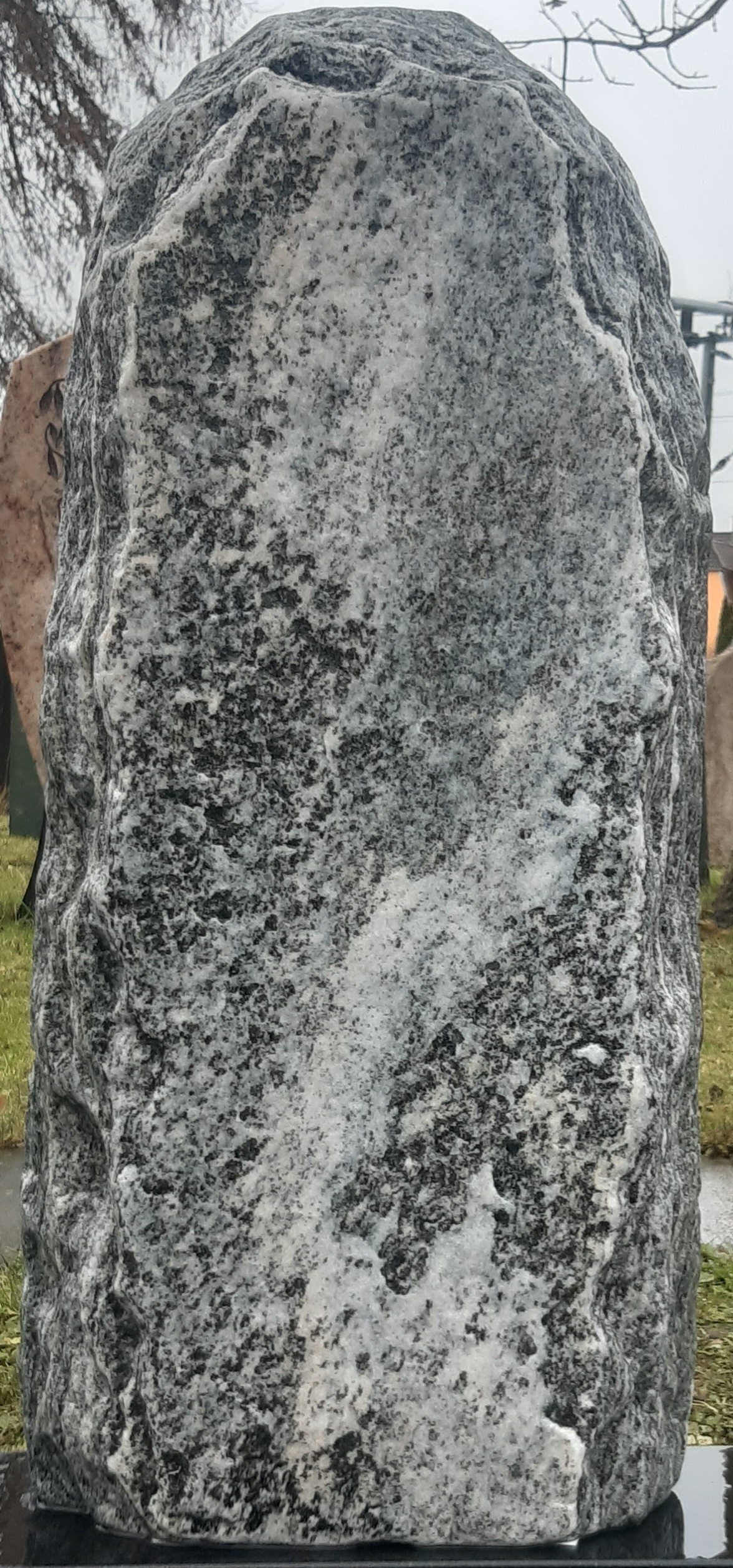 Grauer Naturstein-Grabstein