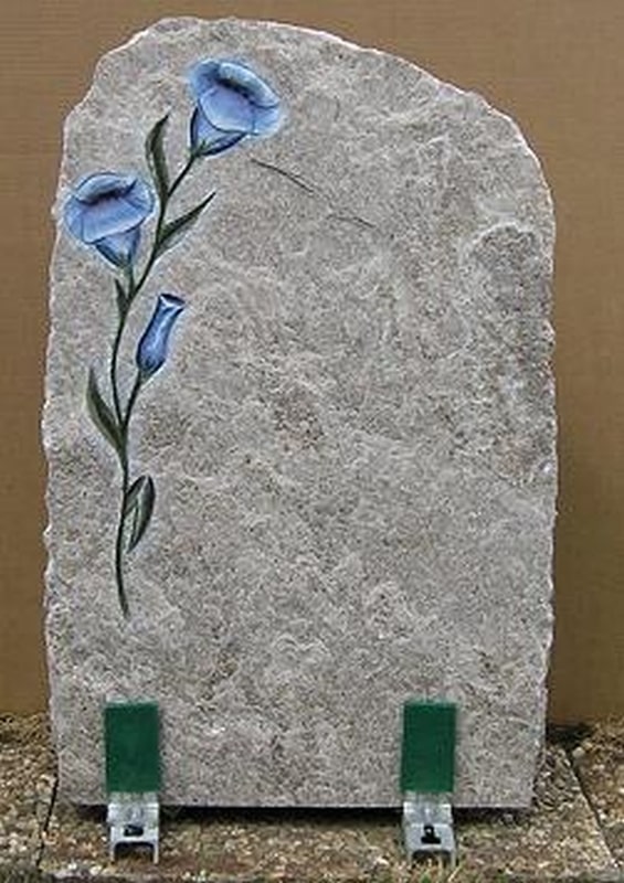 Sandstein-Grabstein mit blauer Blüte