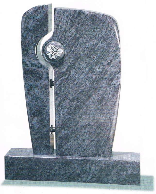 Geteilter Grabstein mit Rosenmedaille