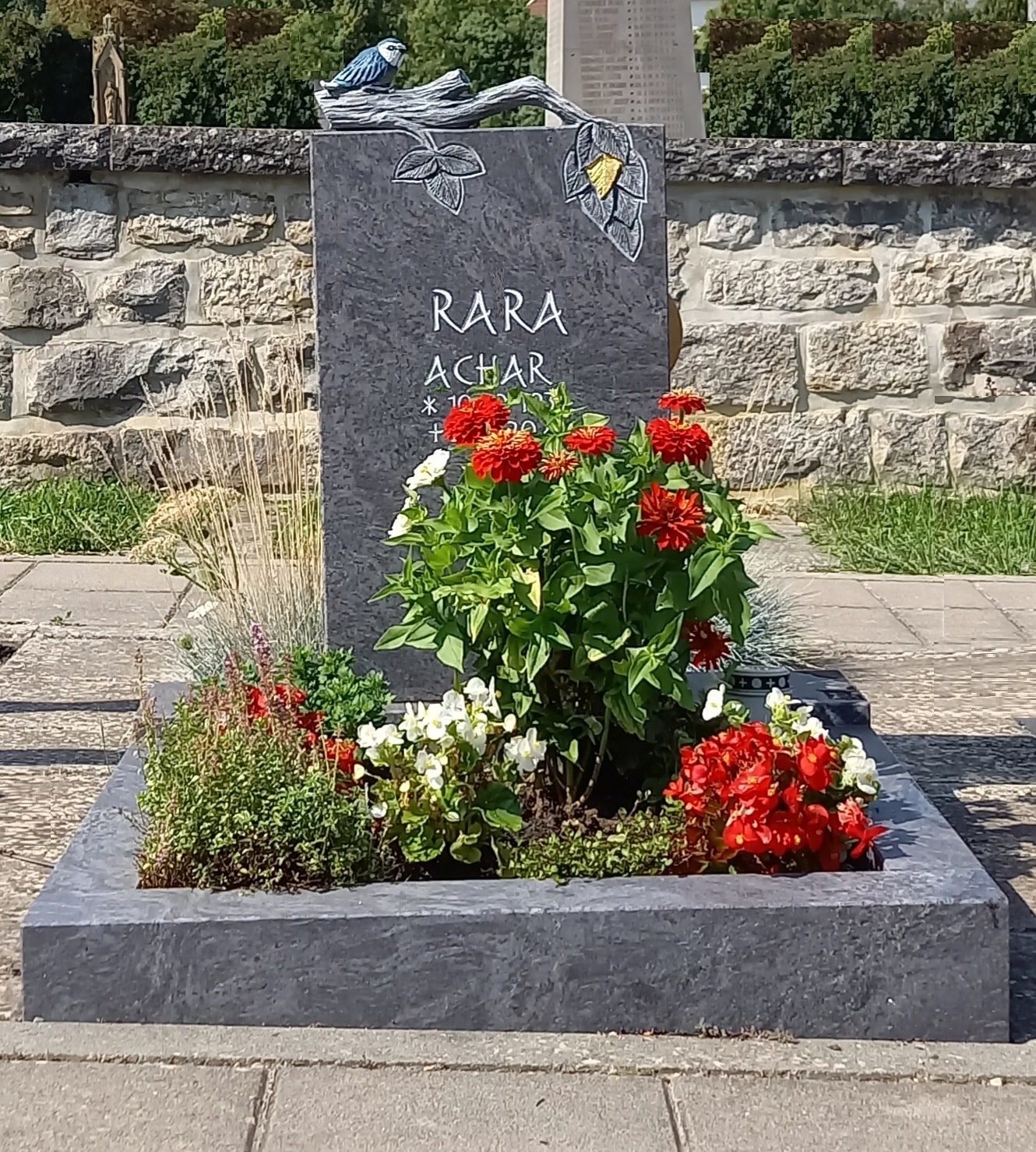 Grabmal mit Vogel und Blattornament