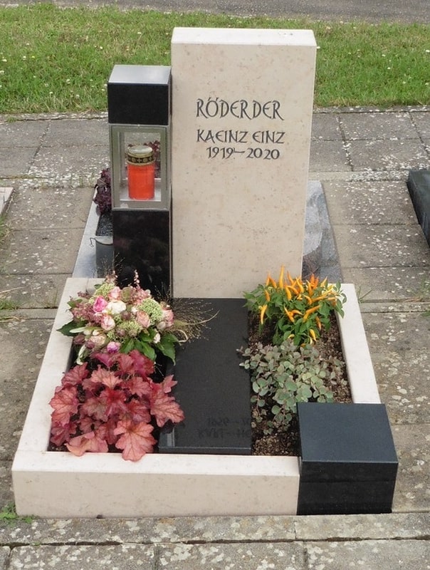 Beiger und schwarzer Grabstein mit Kerze