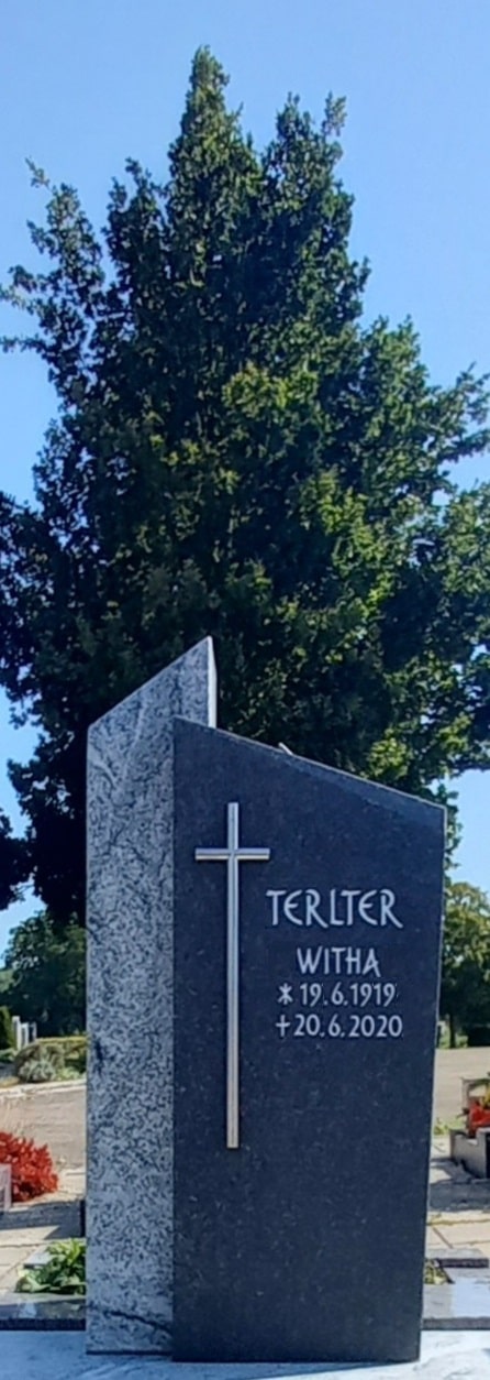 Grabmal mit Kreuz und zweifarbigem Stein