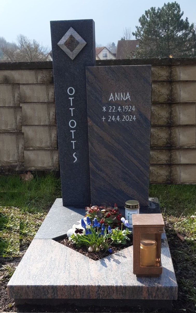 Zweiteiliges Grabmal mit Rautenornament