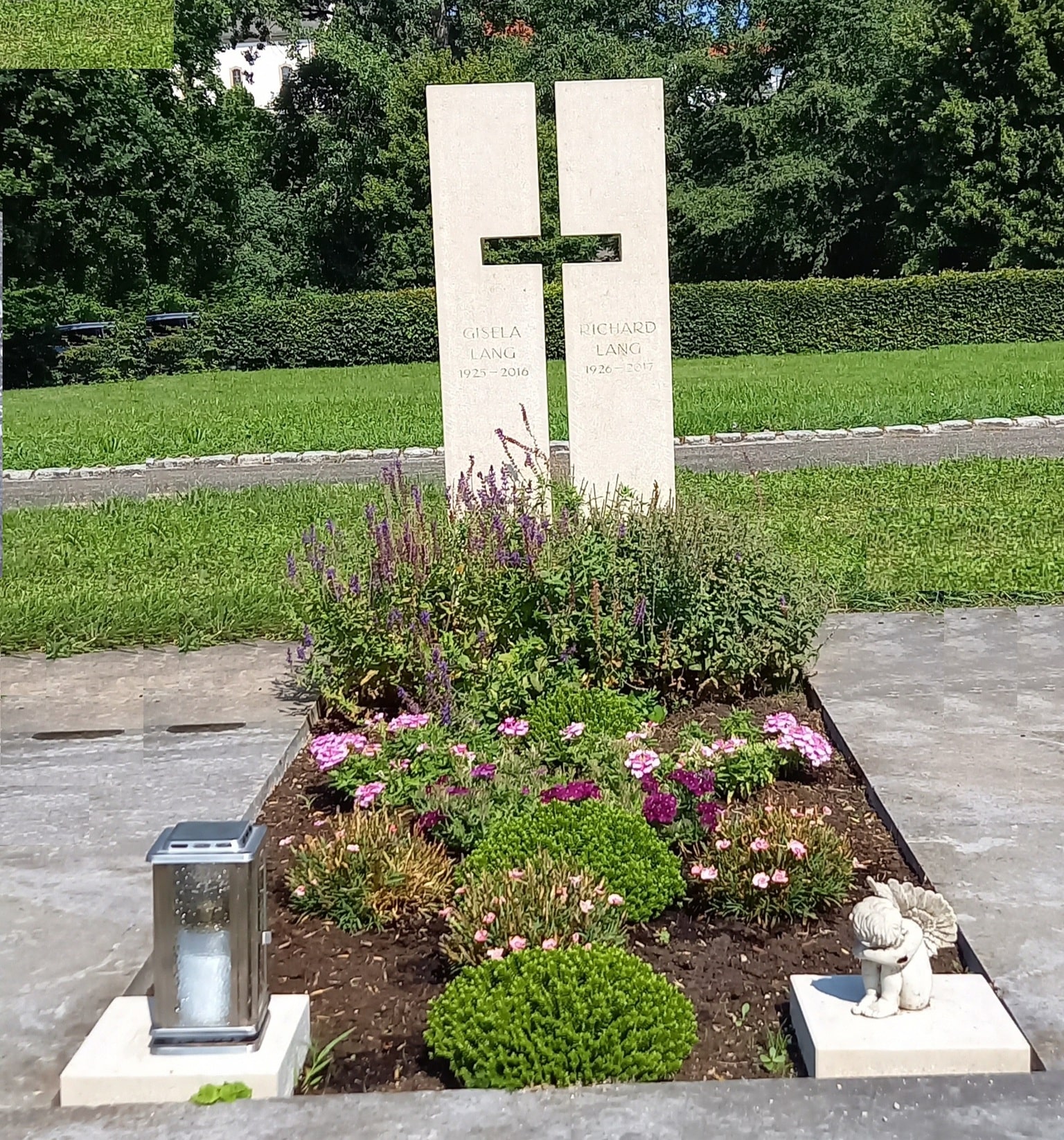 Helles Doppelgrabmal mit Kreuzausschnitt