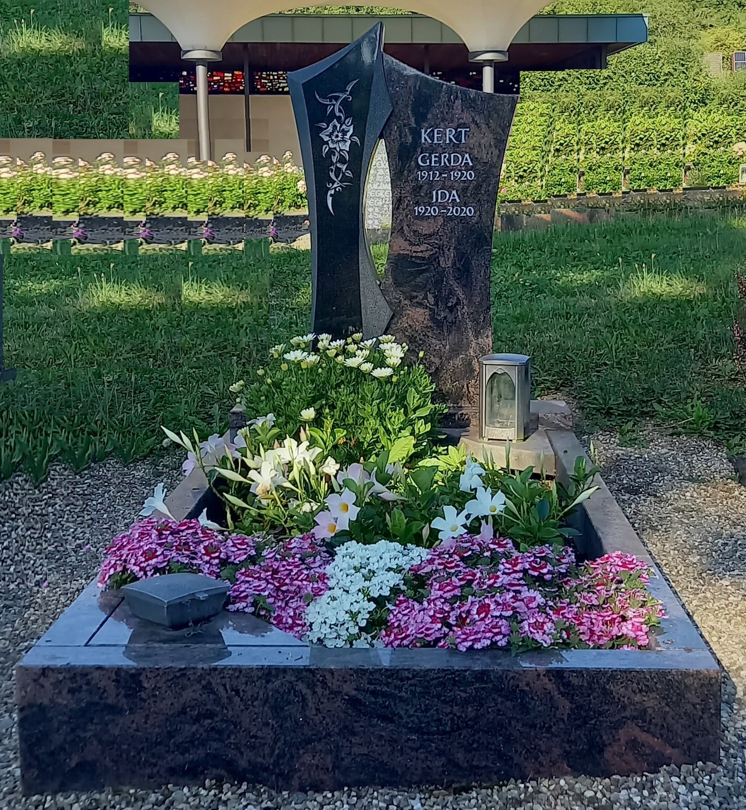 Dunkles Grabmal mit floralem Ornament