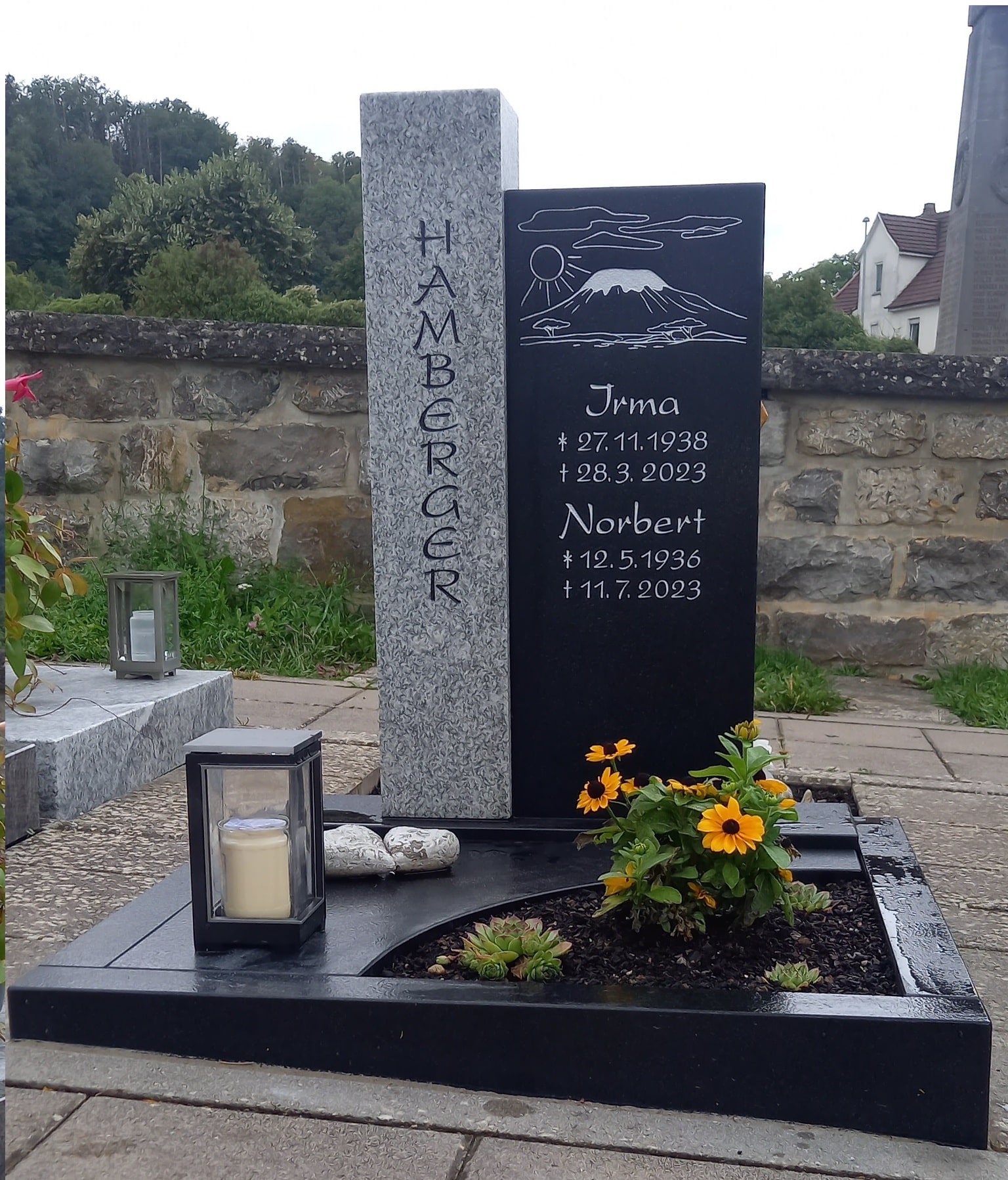 Zweiteiliger Grabstein mit Berggravur