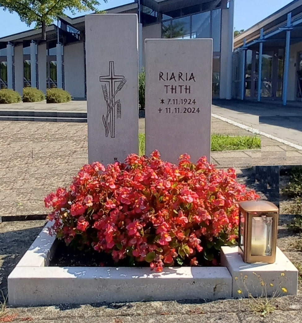 Helles Doppelgrabmal mit Kreuzornament