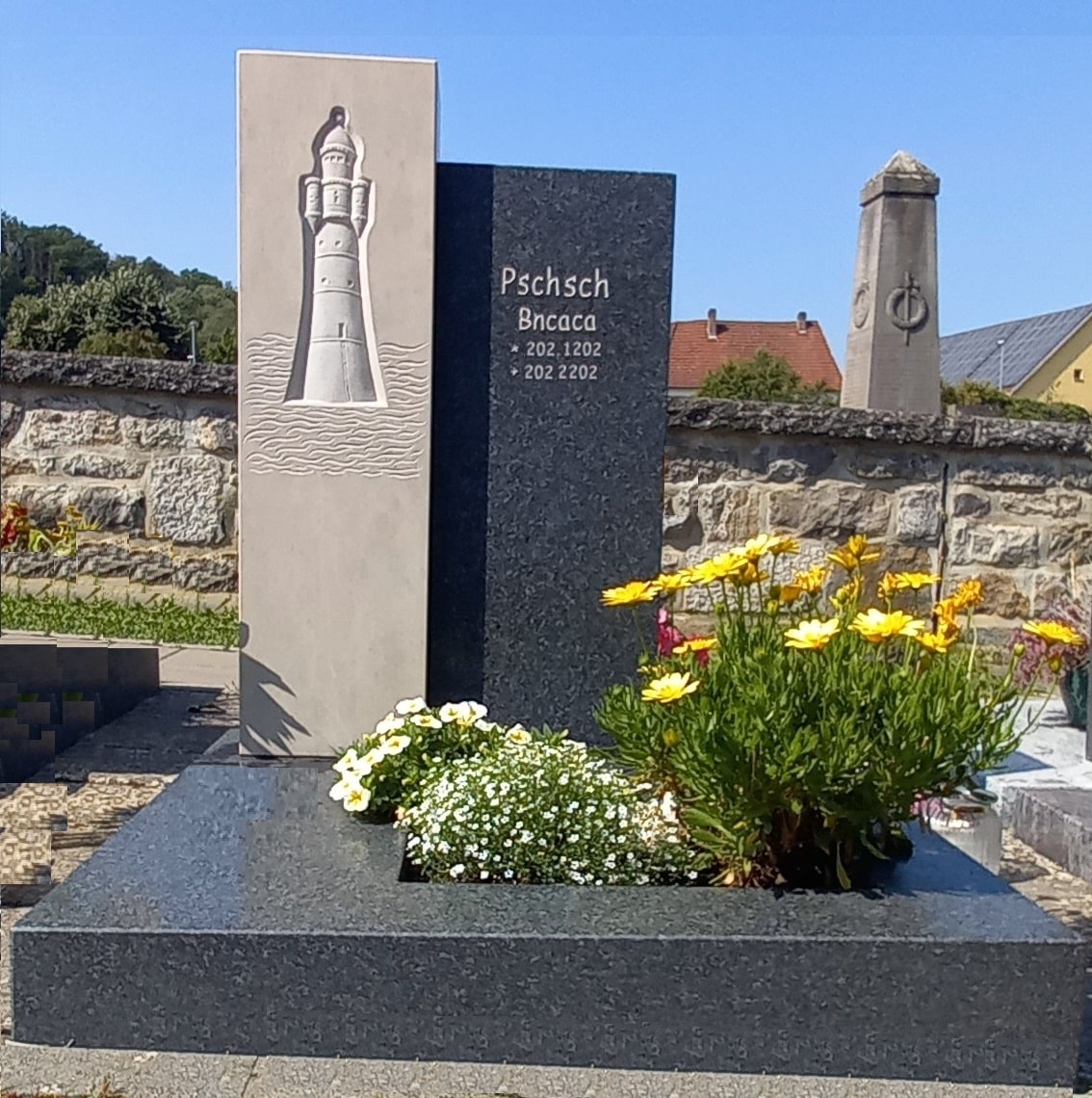 Grabmal mit Leuchtturm-Relief
