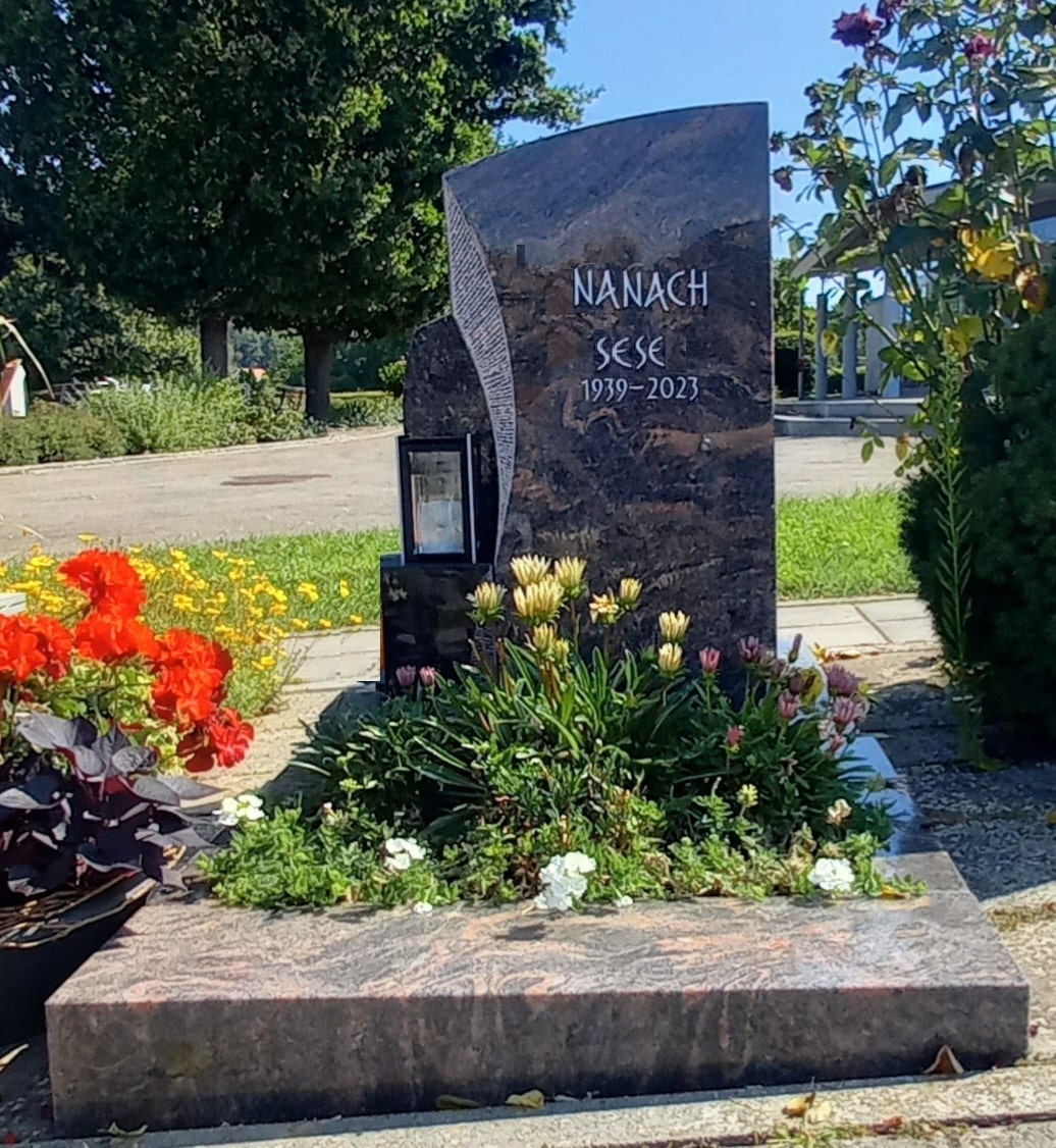 Rot-graues Grabmal mit geschwungener Form