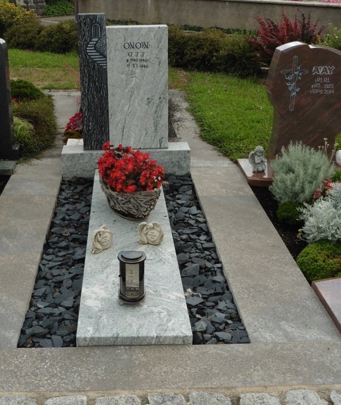 Zweifarbiger Grabstein mit Kiesbett und Laterne