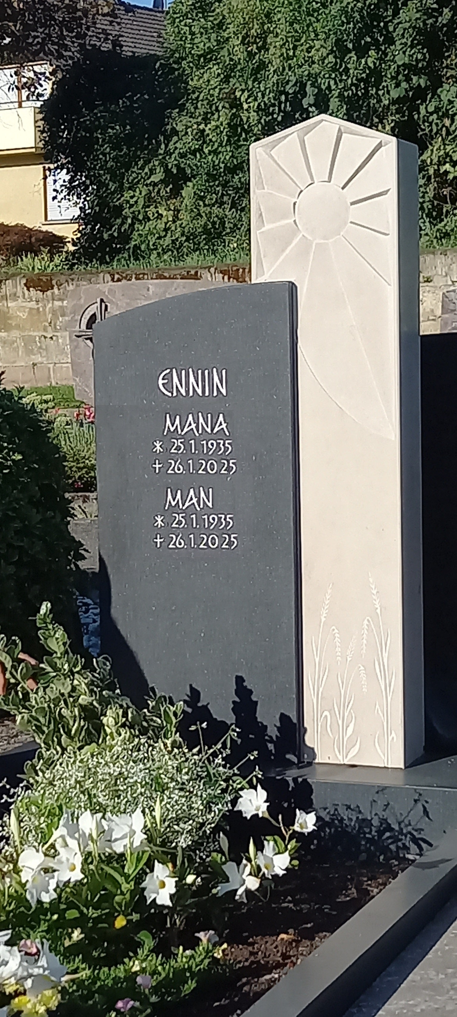 Zweiteiliges Grabmal mit Sonnenrelief