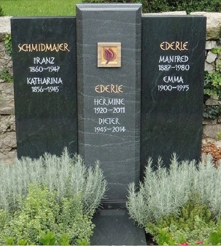 Dreiteiliger Grabstein mit goldener Schrift