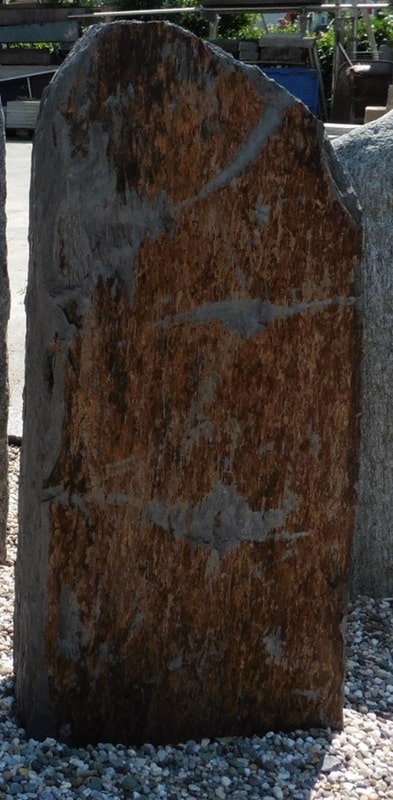 Rauer Naturstein-Grabstein