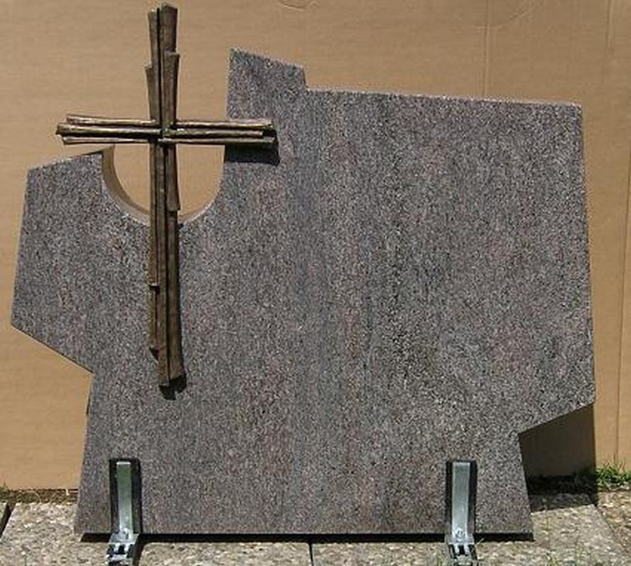 Grauer Grabstein mit Bronze-Kreuz
