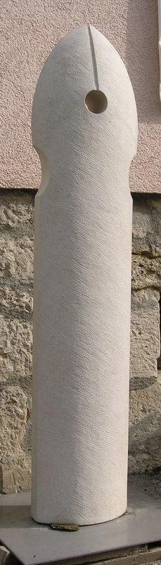 Säulengrabstein mit Rundfenster