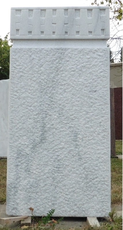 Weißer Grabstein mit Reliefrand