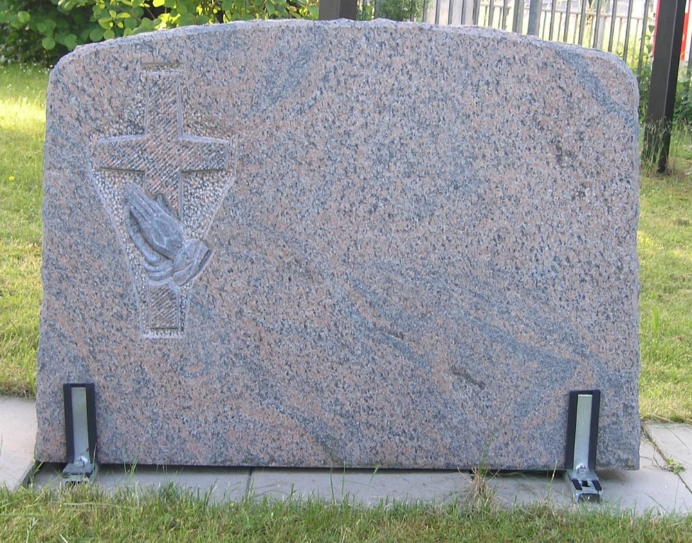 Flacher Grabstein mit Kreuzrelief