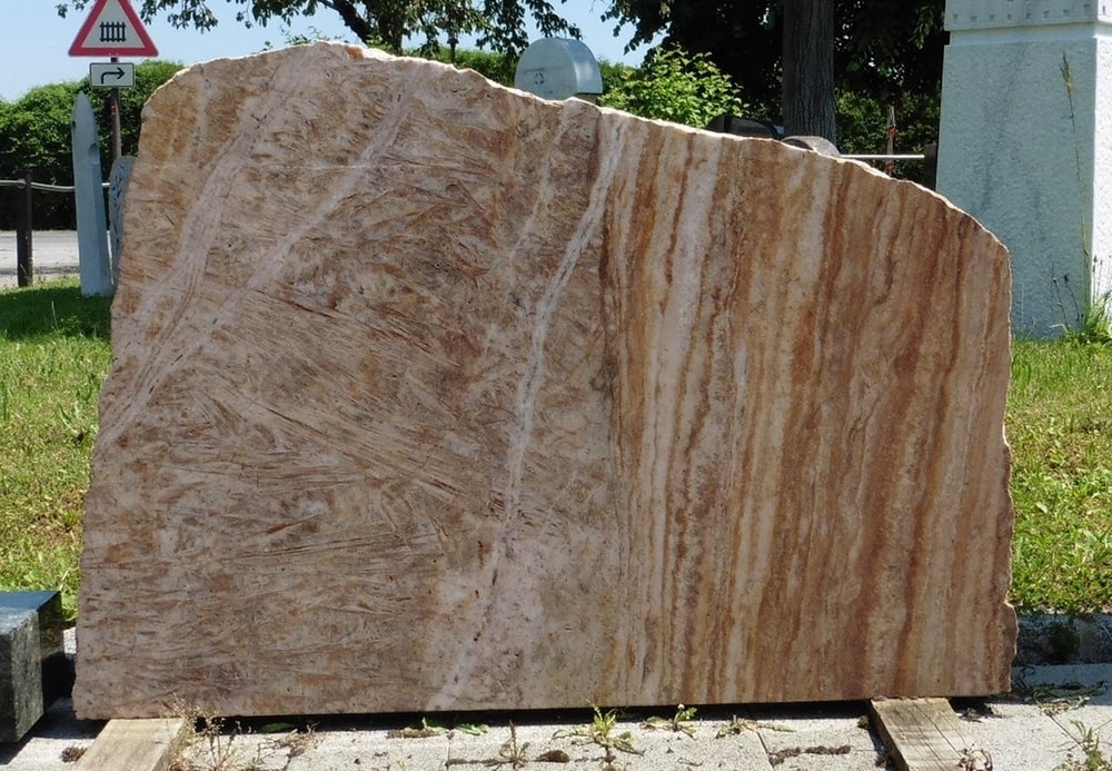 Natursteinblock als Grabstein