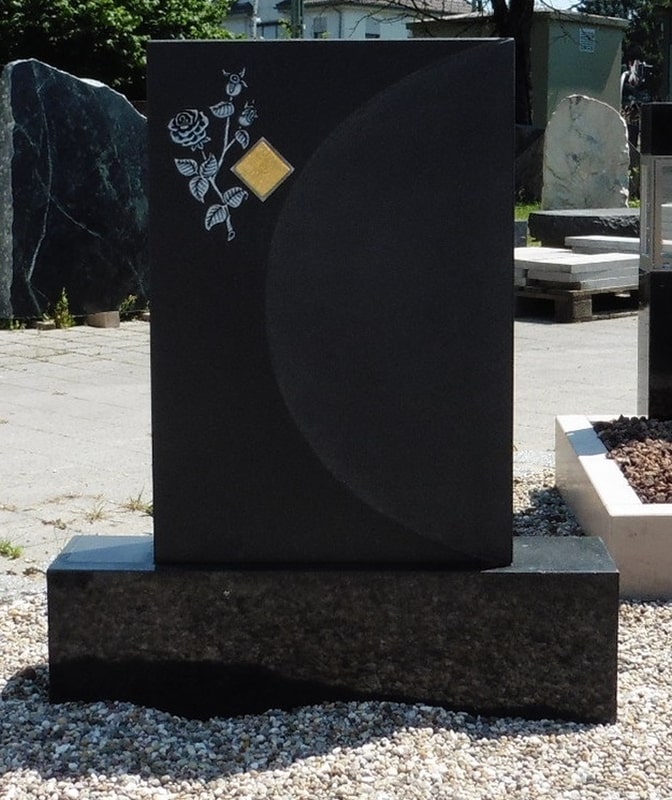Schwarzer Grabstein mit Rosenrelief