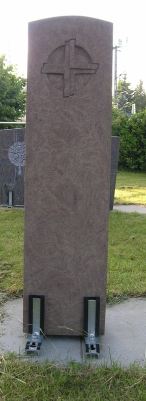 Brauner Grabstein mit Kreuzausschnitt