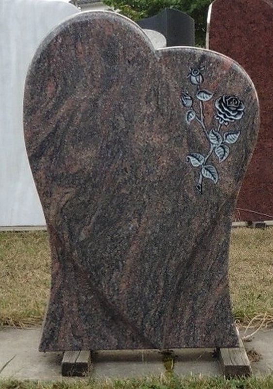 Herzförmiger Grabstein mit Rosenmotiv