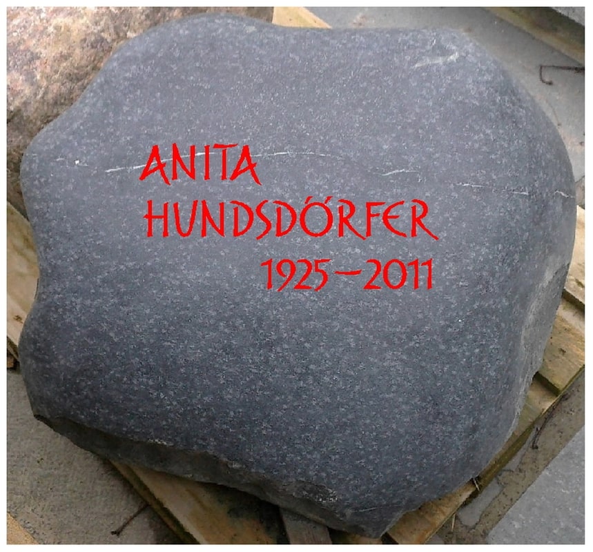 Naturstein mit roter Namensschrift