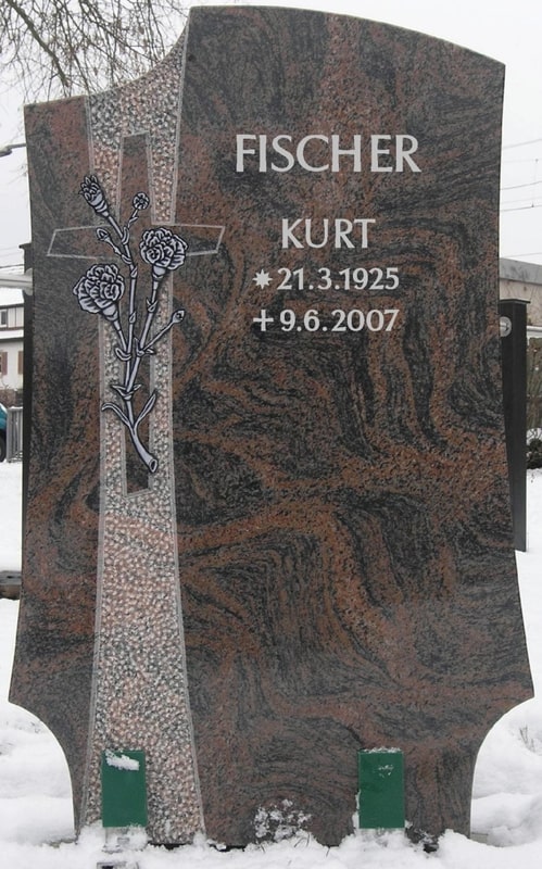 Rot-grauer Grabstein mit Rosenkreuz