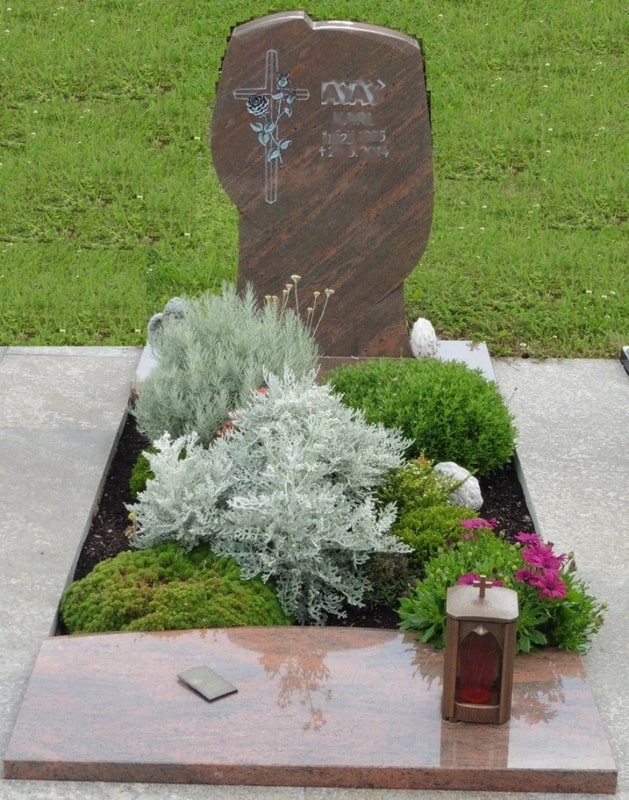 Brauner Grabstein mit Kreuzgravur