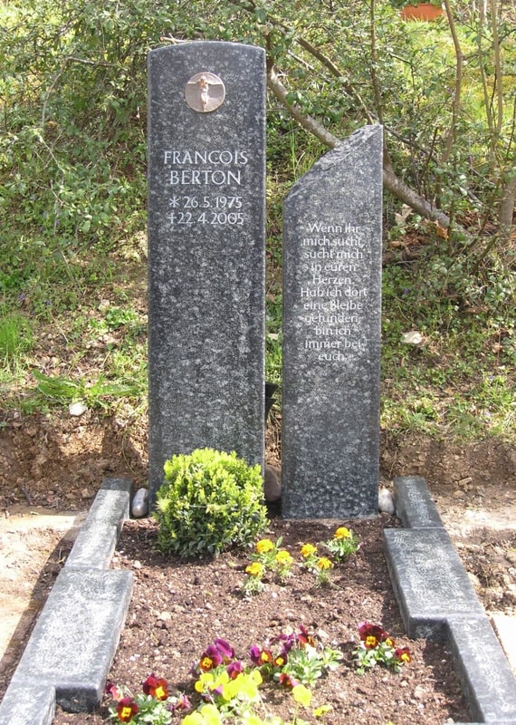 Zwillingsgrabstein mit Kreuzmedaille