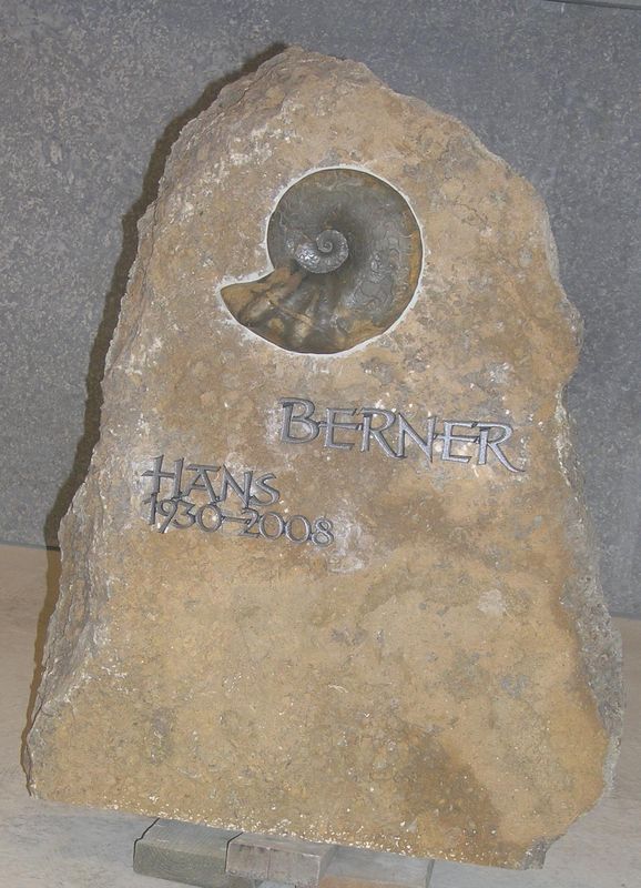 Sandstein-Grabstein mit Ammonitenfossil