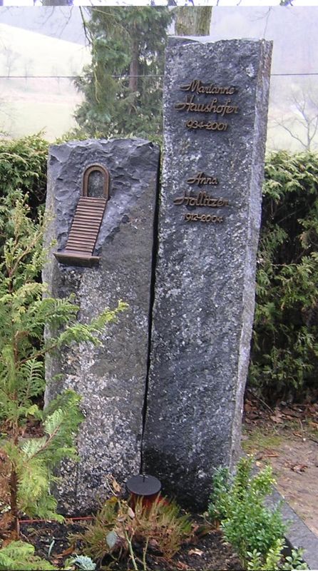 Doppelgrabstein aus Naturstein mit Bronzereliefs