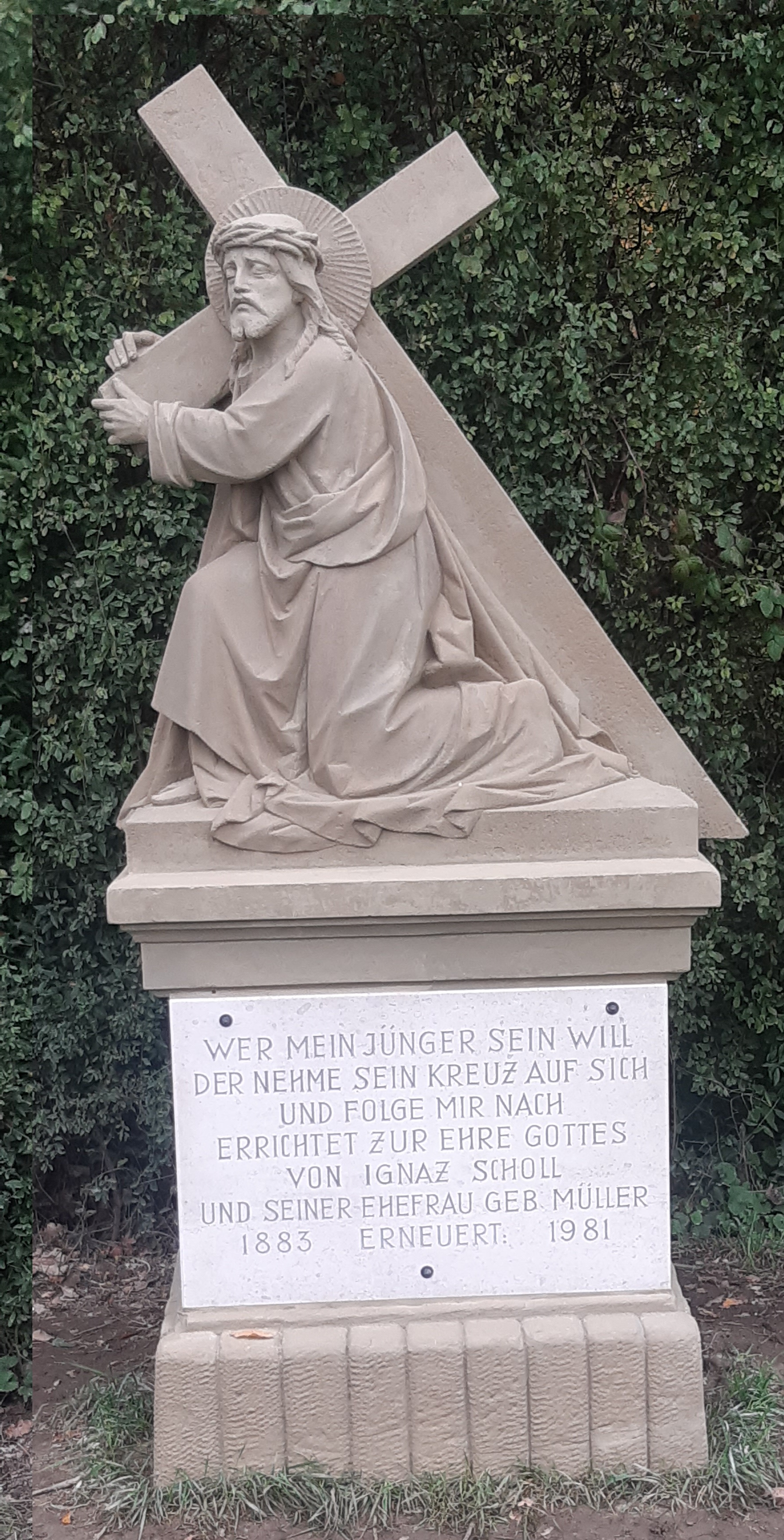 Sandsteinfigur mit Kreuz